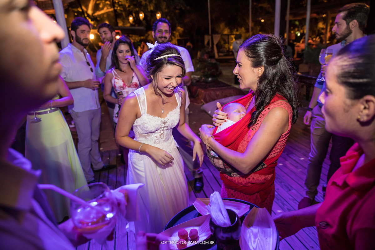 BEBÊ NA PISTA DE DANÇA EM CASAMENTO TRANCOSO SOTTER FOTOGRAFIA 