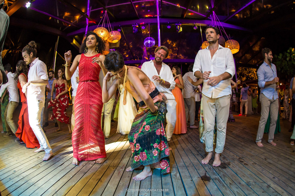 DANÇA NA PISTA DURANTE O CASAMENTO EM TRANCOSO 