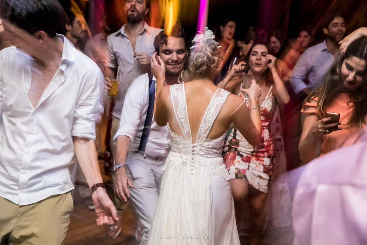 PISTA DE DANÇA LOTADA NO CASAMENTO EM TRANCOSO 