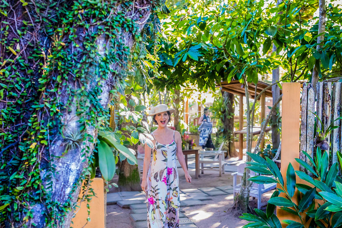 mãe do noivo emocionada ao ver o filho pronto para o CASAMENTO EM TRANCOSO , fotografia do SOTTER 