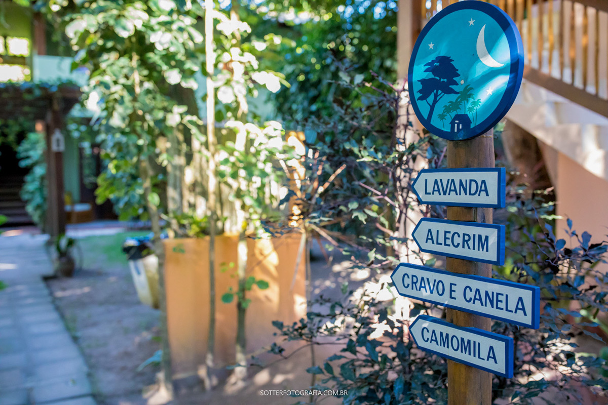 local que o noivo escolheu para se arrumar em trancoso pousada quarto crescente sotter fotografia placas com nome dos quartos fotografo de casamento 
