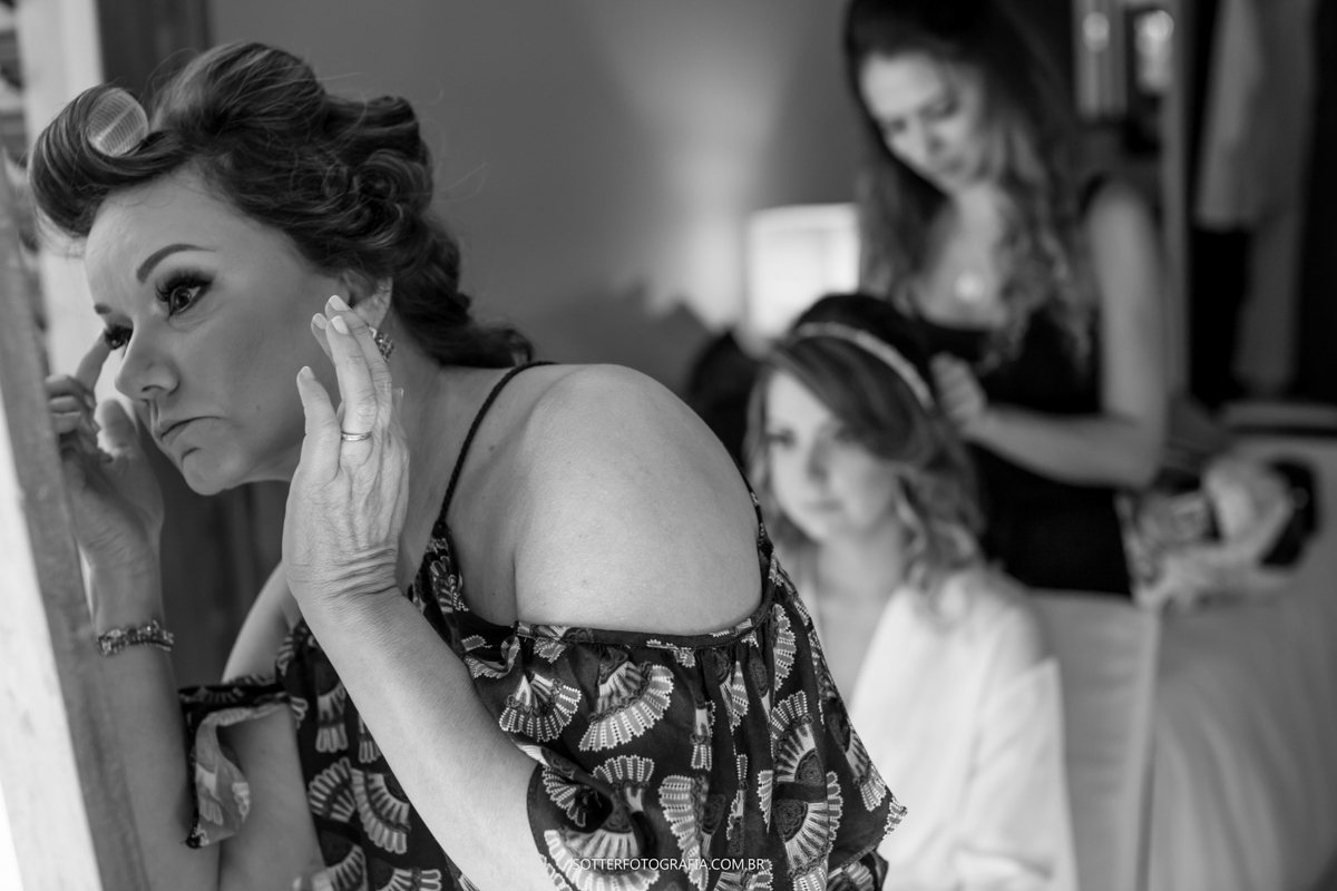 mâe da noiva se olhando no espelho em TRANCOSO FOTOGRAFIA SOTTER 