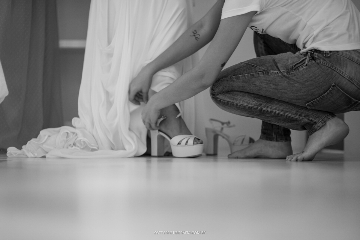 NOIVA calçando o sapato para se CASAR EM TRANCOSO SOTTER FOTOGRAFIA