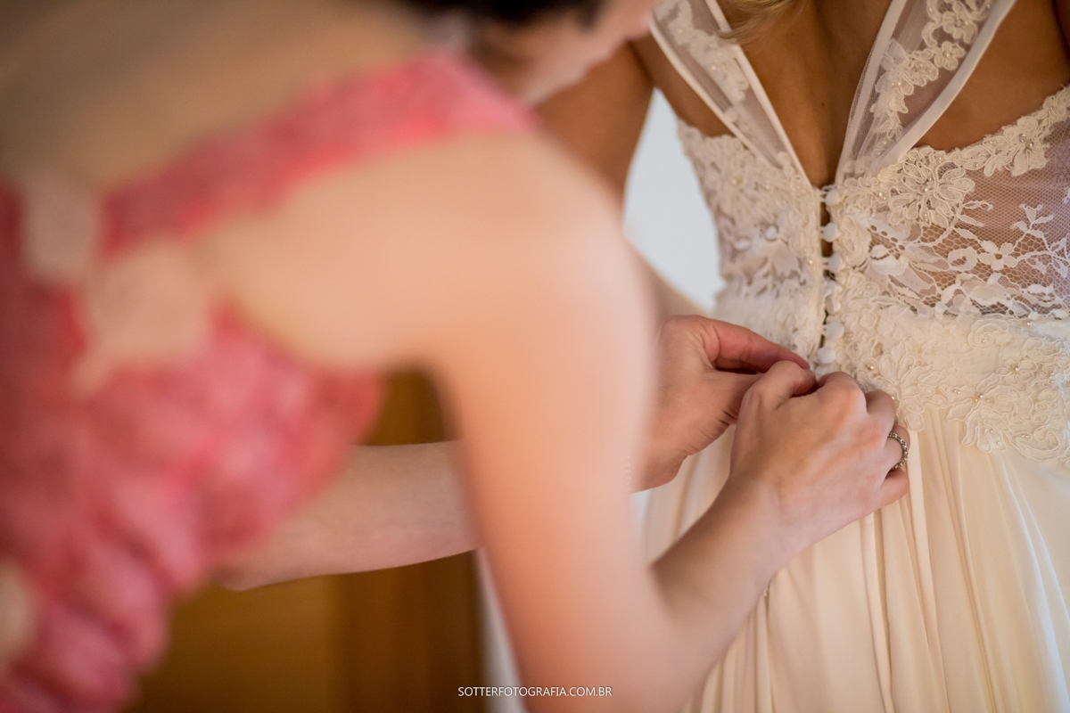 irmâ  fechando os botões do VESTIDO DE NOIVA para se casar em TRANCOSO NA BAHIA SOTTER FOTOGRAFIA