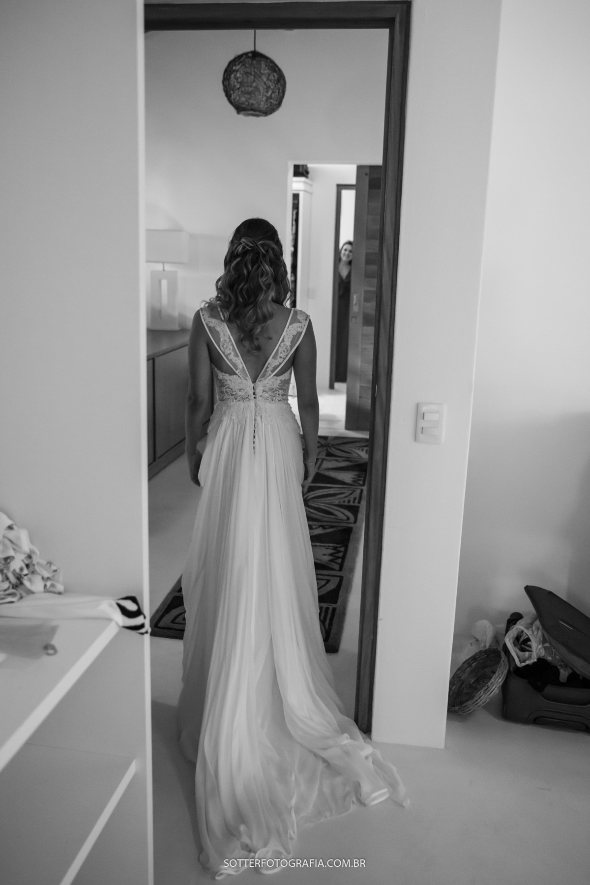 NOIVA caminhando na casa enquanto é fotografada pela SOTTER FOTOGRAFIA EM TRANCOSO
