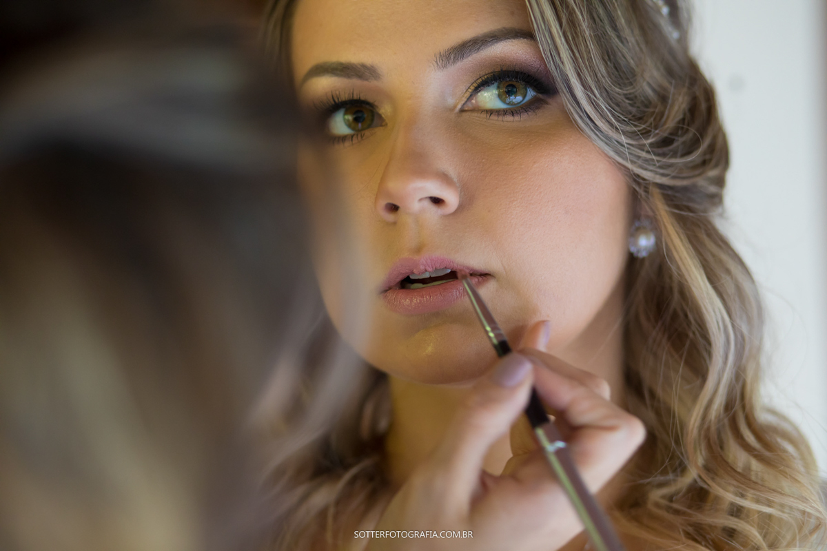 Retocando o batom dA NOIVA em TRANCOSO foto da SOTTER FOTOGRAFIA 