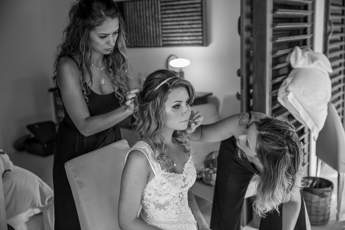 FOTOGRAFO DE CASAMENTO EM TRANCOSO registrando o making off da NOIVA em uma foto preto e branco 