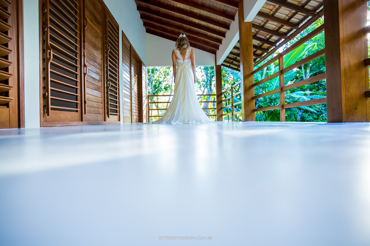 NOIVA CAMINHANDO EM TRANCOSO JUNTO COM A SOTTER FOTOGRAFIA 