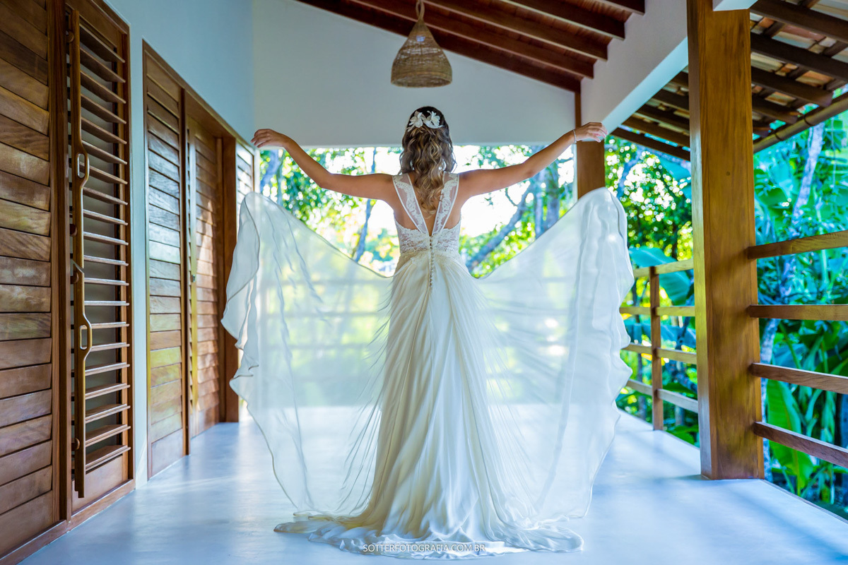 NOIVA soltando a calda do vestido para dar efeito a foto d SOTTER FOTOGRAFIA em TRANCOSO