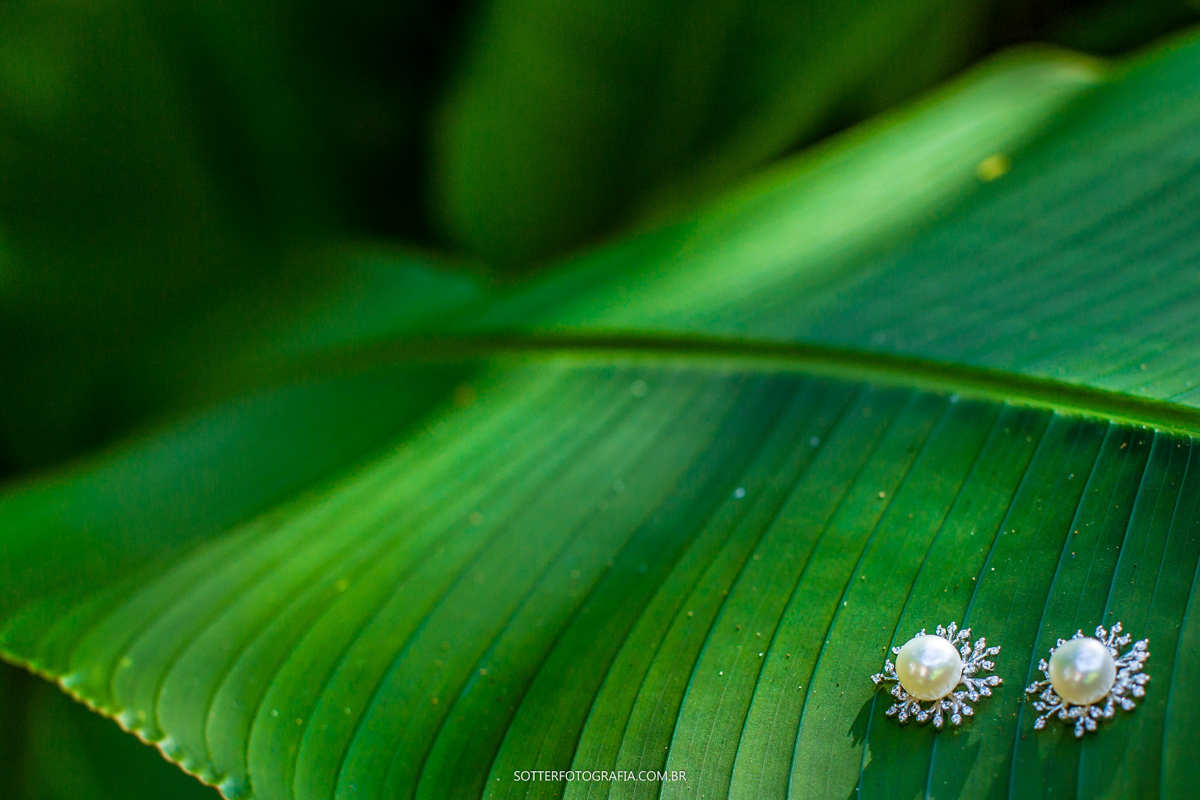 brincos da noiva com uma folha verde embaixo no dia do CASAMENTO EM TRANCOSO o olhar da empresa SOTTER FOTOGRAFIA