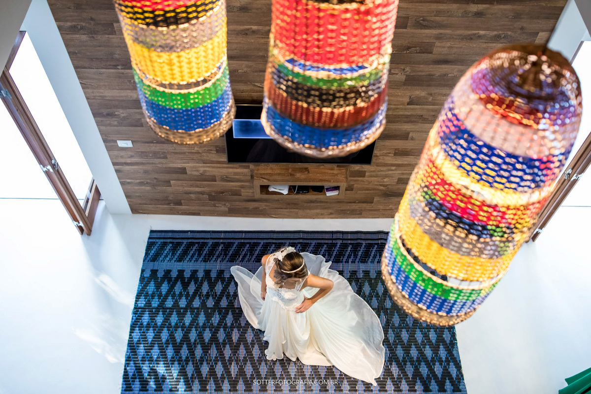 NOIVA encima de um tapete azul com luminarias coloridas SOTTER FOTOGRAFIA