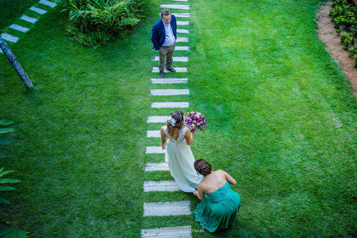 MÃE DA NOIVA ajudando a segurar o seu vestido antes do CASAMENTO EM TRANCOSO sotter fotografia