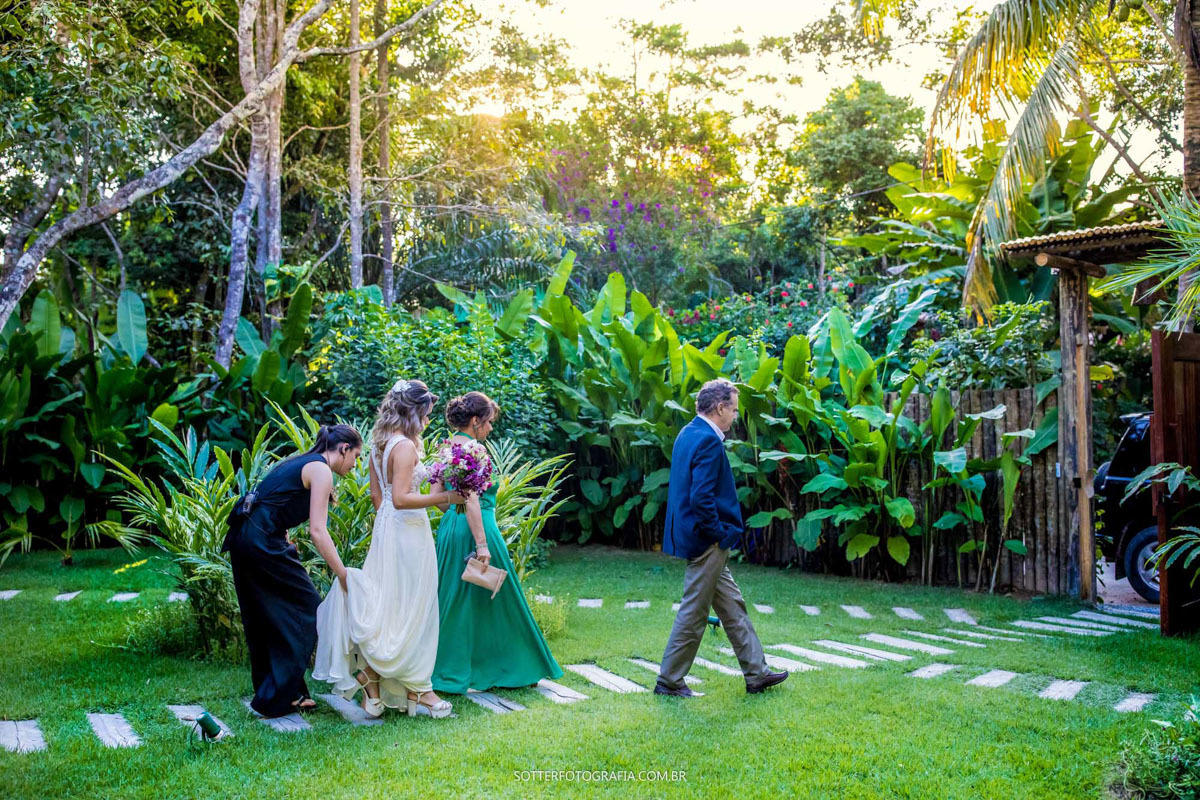 pais caminhando com a noiva em direção ao portão da casa em TRANCOSO , registro lindo da SOTTER FOTOGRAFIA