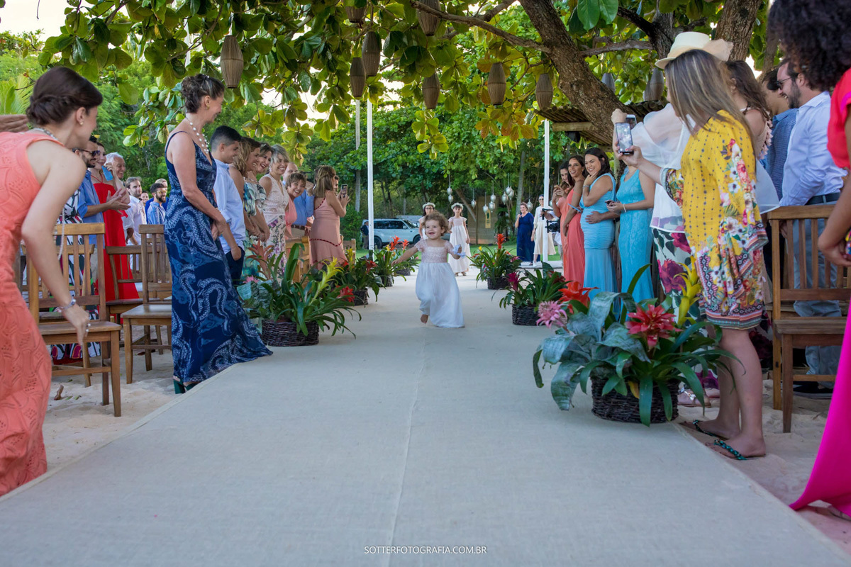 ENTRADA DA CRIANÇA NO CASAMENTO EM TRANCOSO SOTTER FOTOGRAFIA 
