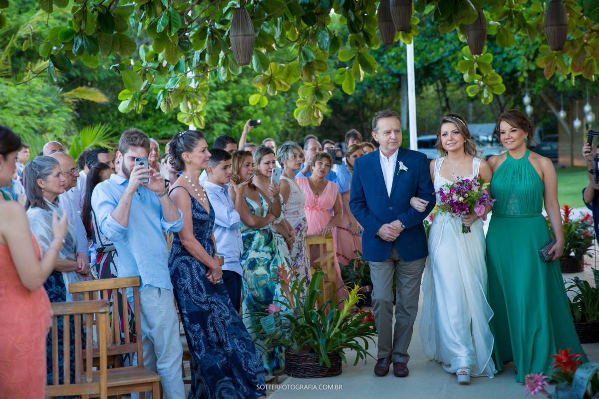 FOTOGRAFO DE CASAMENTO EM TRANCOSO BAHIA ENTRADA DA NOIVA COM OS PAIS