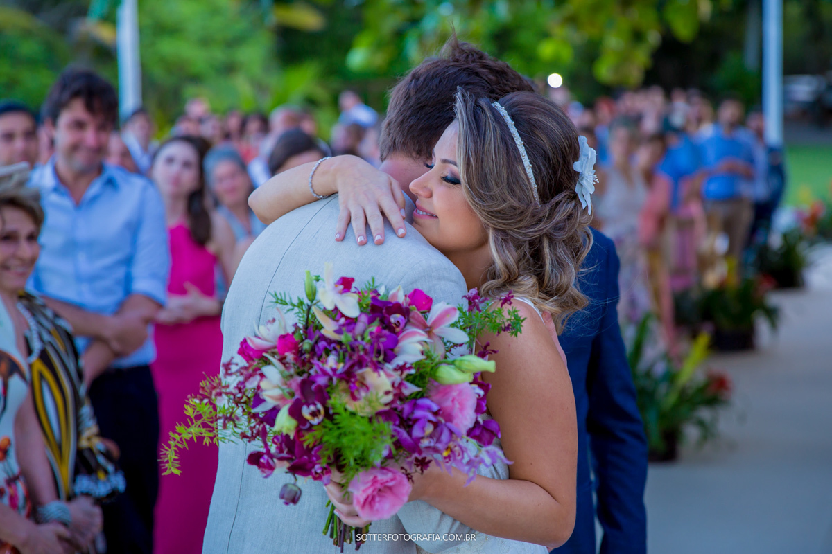 OS ABRAÇO DOS NOIVOS EM TRANCOSO, MUITO AMOR FOTOGRAFO DE CASAMENTO 