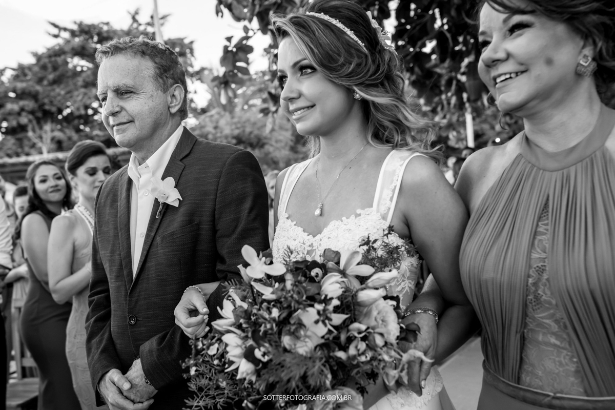 FOTO PRETO E BRANCO DA NOIVA ENTRANDO COM OS PAIS EM TRANCOSO SOTTER FOTOGRAFIA