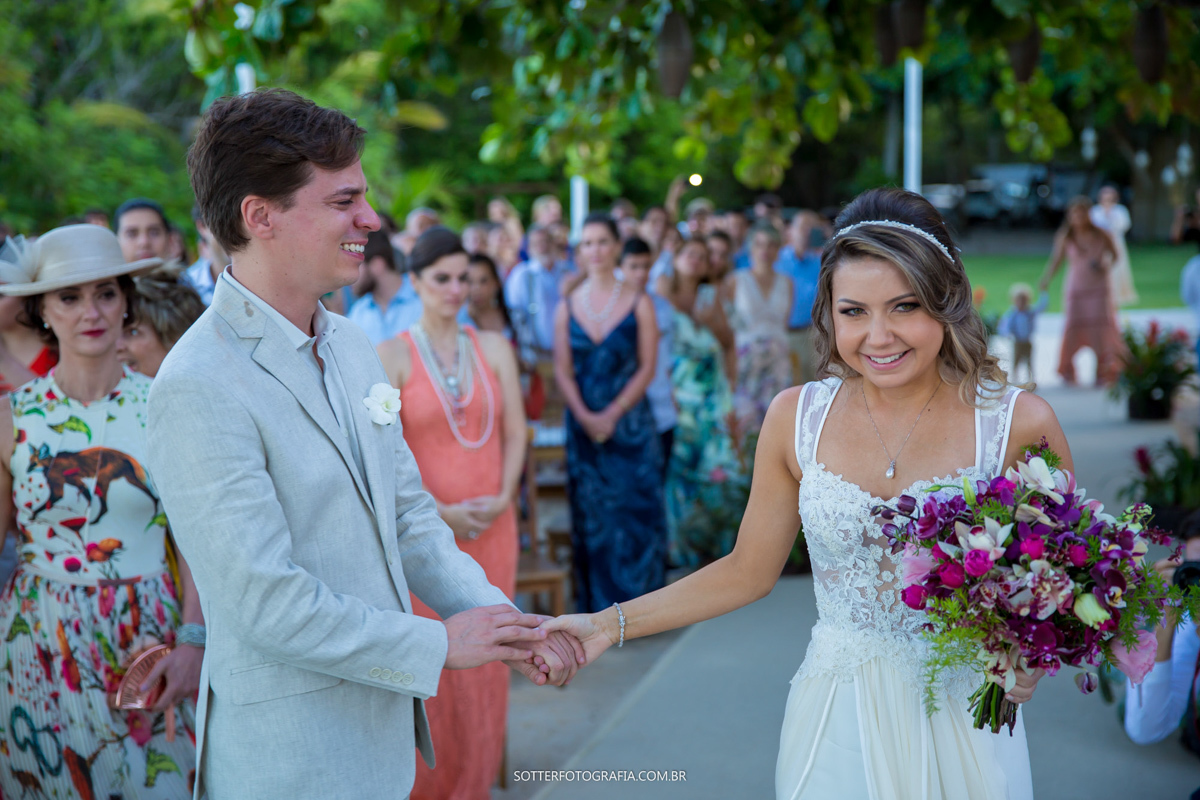 NOIVO SEGURANDO A MAO DA NOIVA E CHORANDO NO CASAMENTO QUE FOI REALIZADO EM TRANCOSO PELA SOTTER FOTOGRAFOS DE CASAMENTO