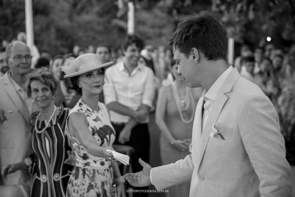 MÃE DO NOIVO ENTREGANDO O LENÇO PARA ELE CHORAR FOTOGRAFO DE CASAMENTO EM TRANCOSO 