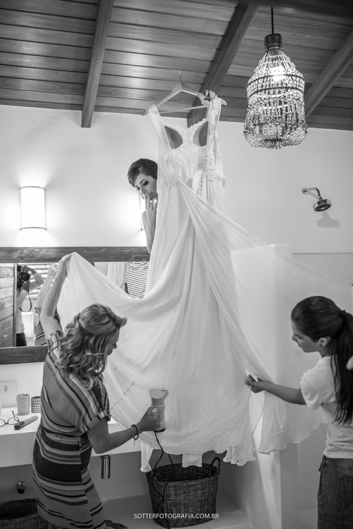 Meninas passando ferro a vapor no VESTIDO DA NOIVA que se CASOU EM TRANCOSO e contratou a SOTTER FOTOGRAFIA