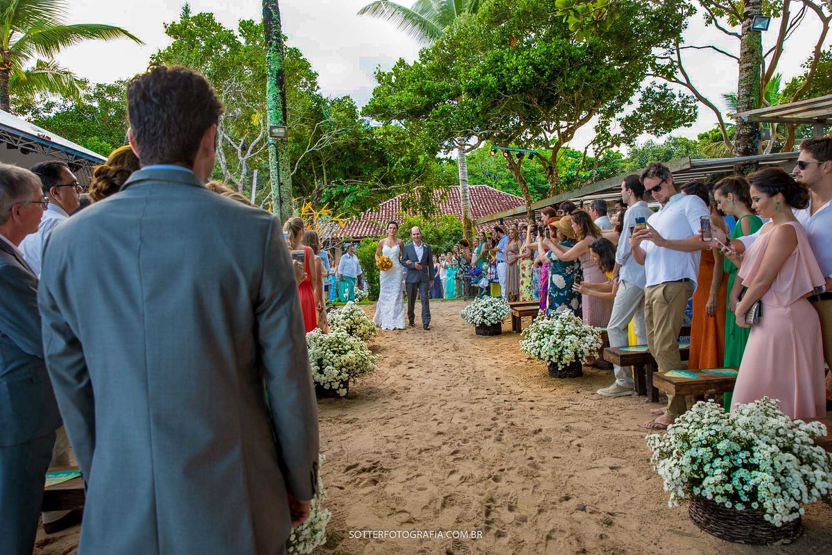 noivo esperando a noiva entrar emocionado