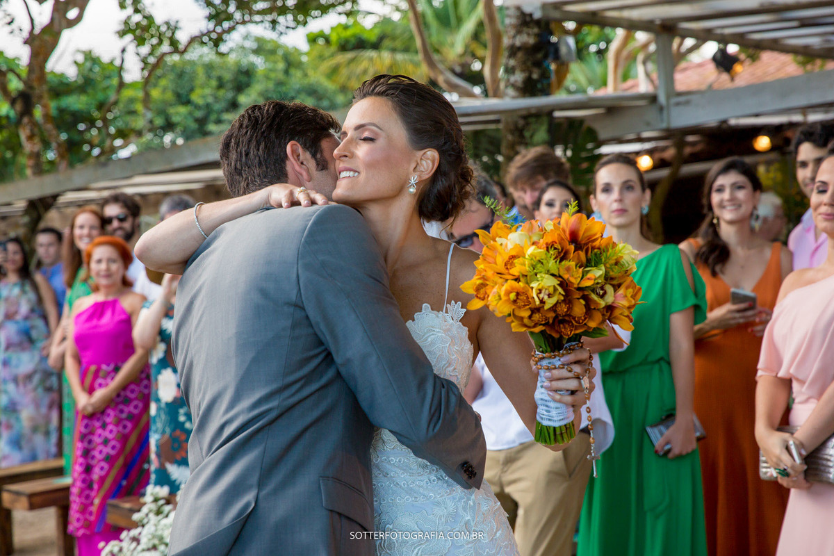 noivos se abraçando na cerimonia momento lindo 