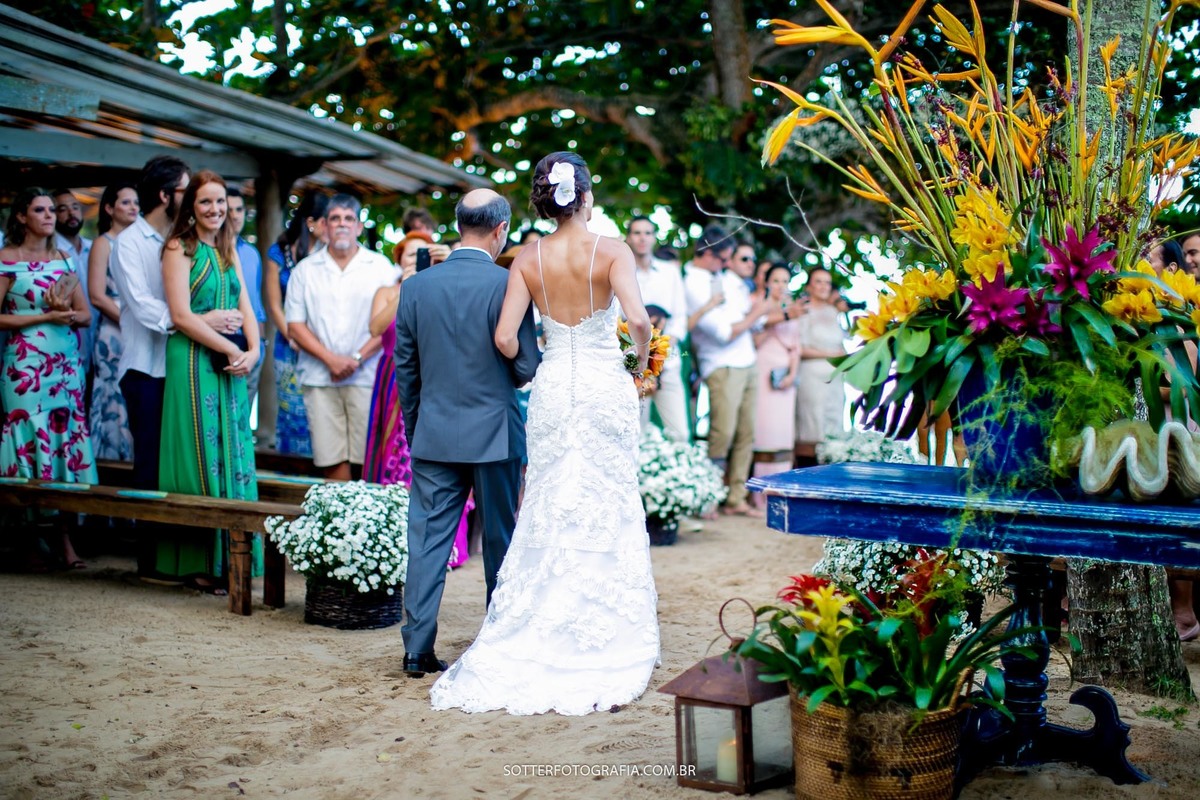 entrada da noiva na praia, casamento de dia, pé na areia arraial dajuda sotter fotografia