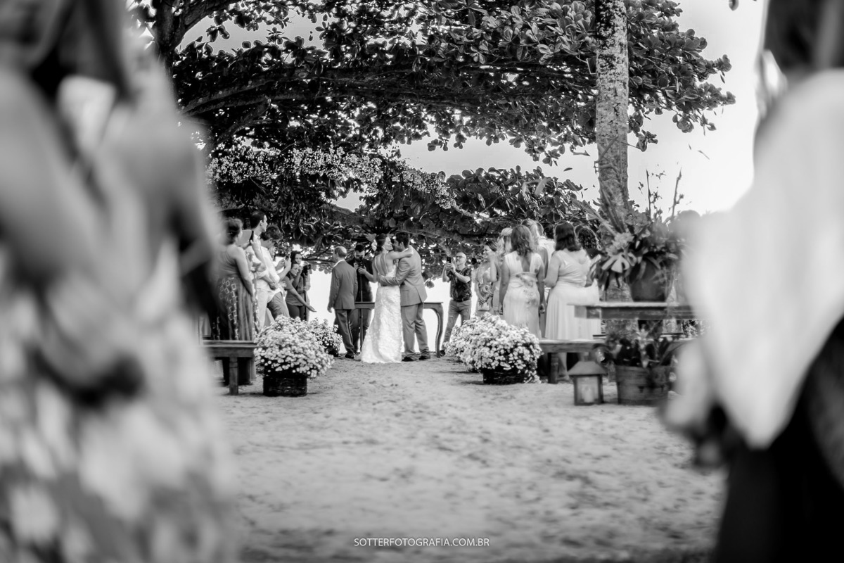 local das cerimonia embaixo de uma amendoeira no canto da alvorada em arraial dajuda SOTTER FOTOGRAFIA 
