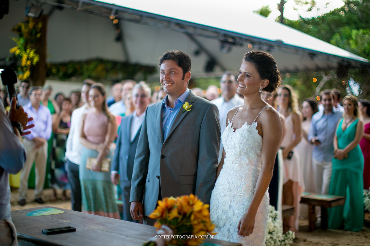 inicio da cerimonia, a noiva da risada das palavras do celebrante, fotografo em trancoso 