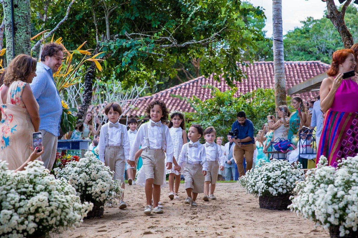 entrada das crianças no casamento realizado na praia em arraial dajuda, registro da sotter fotografia 