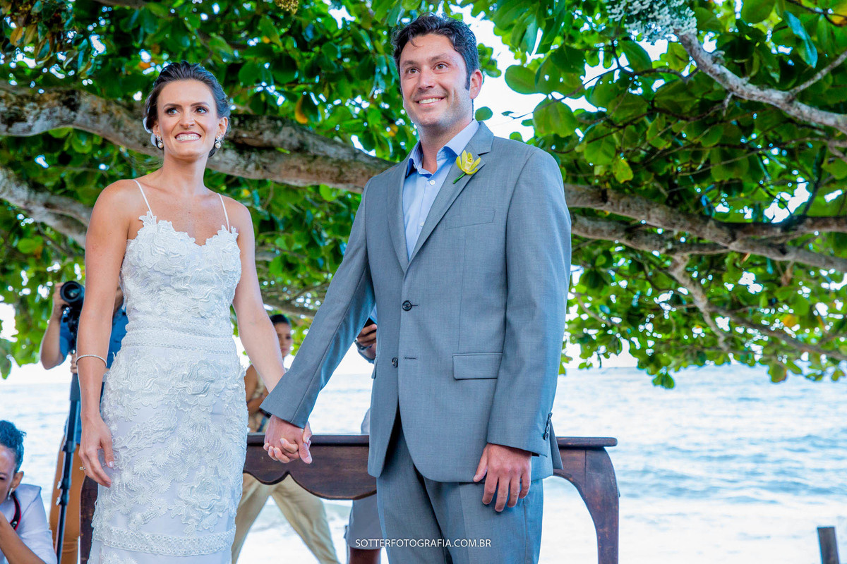 casal observando a entrada das alianças 