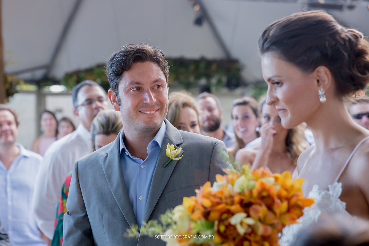 noivo admirado com a beleza da noiva ao chegar perto dela, sotter fotografia fotografo de casamento em trancoso e arraial
