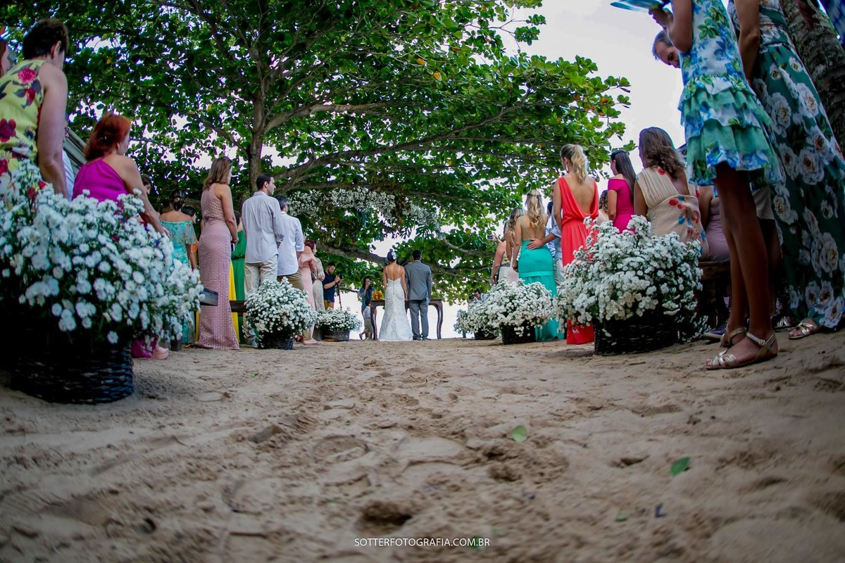 cerimônia embaixo de uma amendoeira em arraial dajuda na praia 
