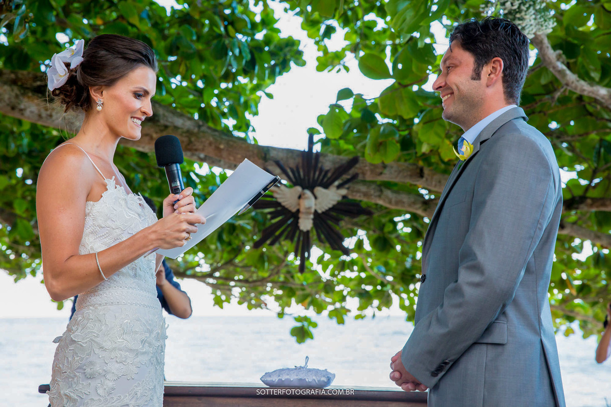 momento dos votos e da emoção, noiva lendo os votos para ele sotter fotografia 