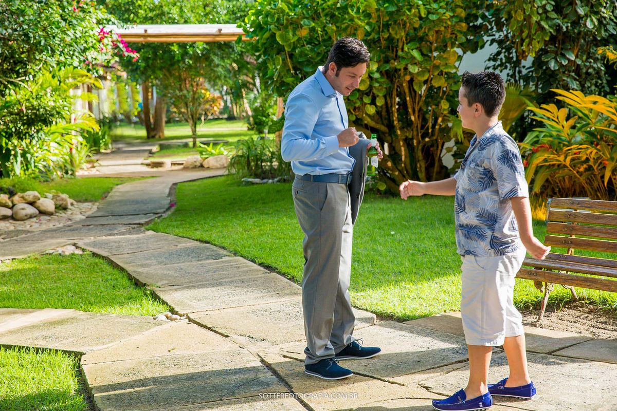 noivo brincando com uma criança antes da cerimônia casamento em arraial dajuda sotter fotografia