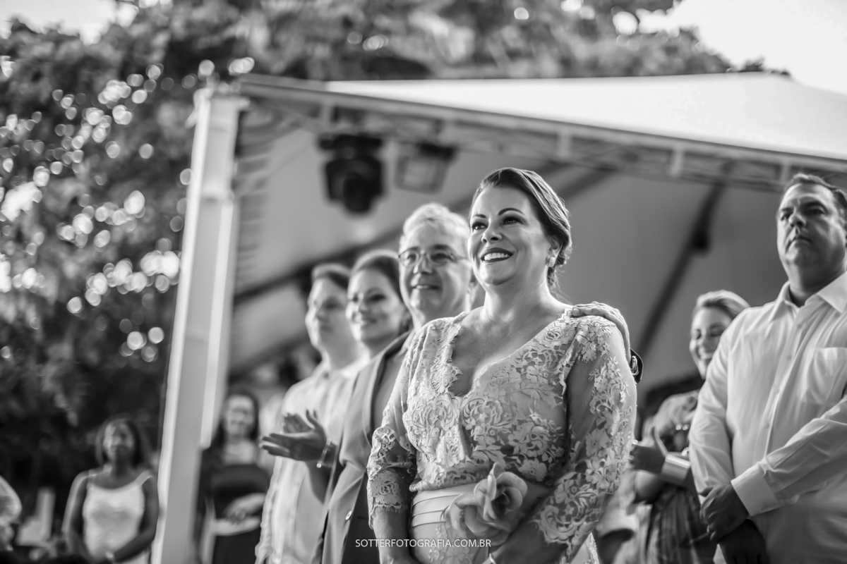 mae da noiva emocionada com o casamento em arraial dajuda, casar na bahia 