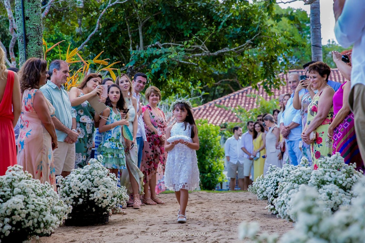 momento das alianças, criança entra com elas na almofada, casamento em arraial dajuda bahia sotter fotografia 
