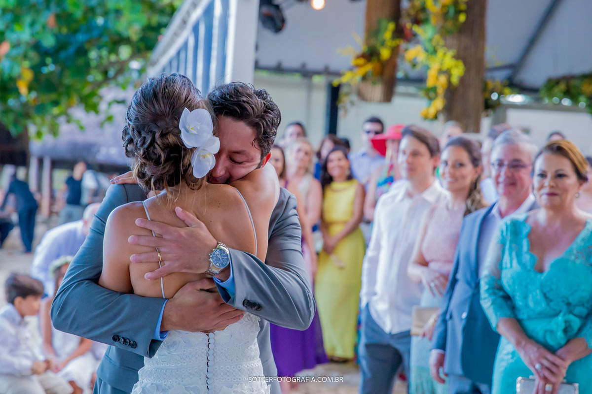 abraço apaixonado casamento em arraial sotter fotografia 