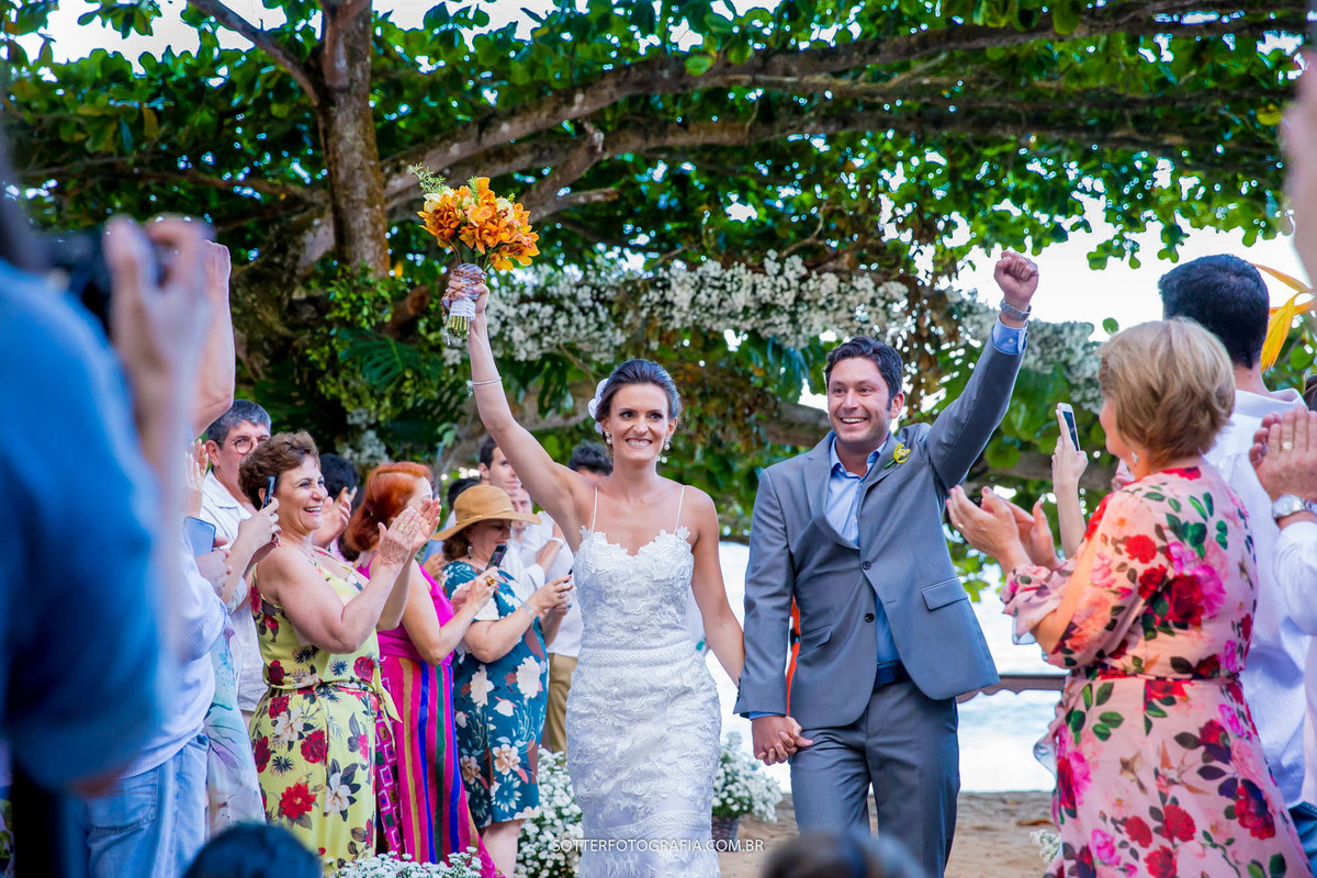 saida da cerimonia em arraial dajuda casamento de dia na praia 