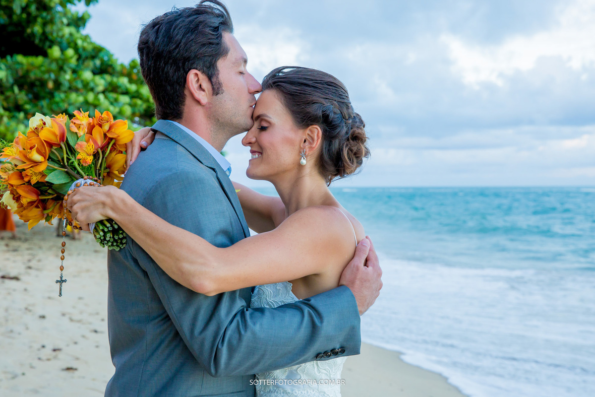 UM BEIJO NA TESTA DA NOIVA, FOTOS NA PRAIA FOTOGRAFO DE CASAMENTO EM TRANCOSO 