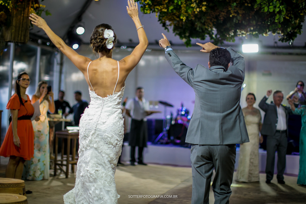 NOIVOS ENTRANDO NA PISTA DE DANÇA ANIMADOS 