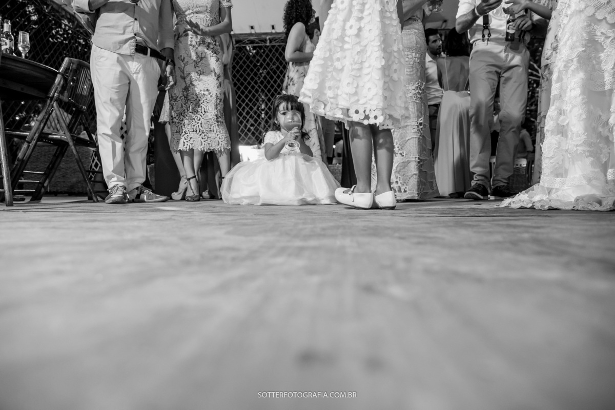 MENINA BEBENDO SUCO NO CHÃO DURANTE FESTA DE CASAMENTO 