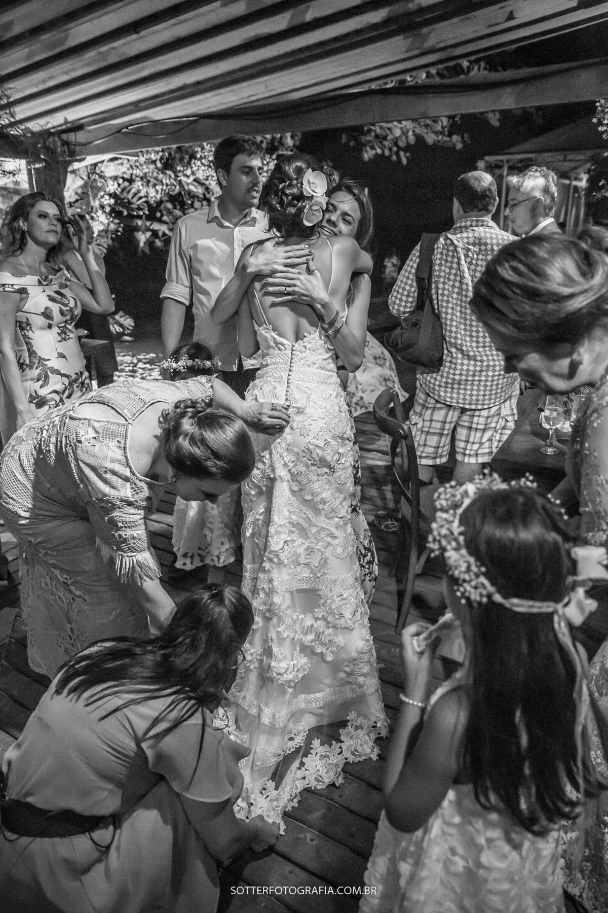 AJEITANDO O VESTIDO DE NOIVA DURANTE A FESTA DE CASAMENTO EM ARRAIAL DAJUDA 