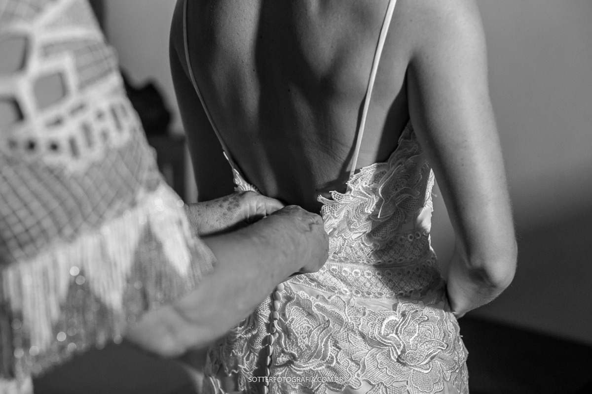 mãe da noiva ajudando a se vestir foto preto e branco da sotter fotografia