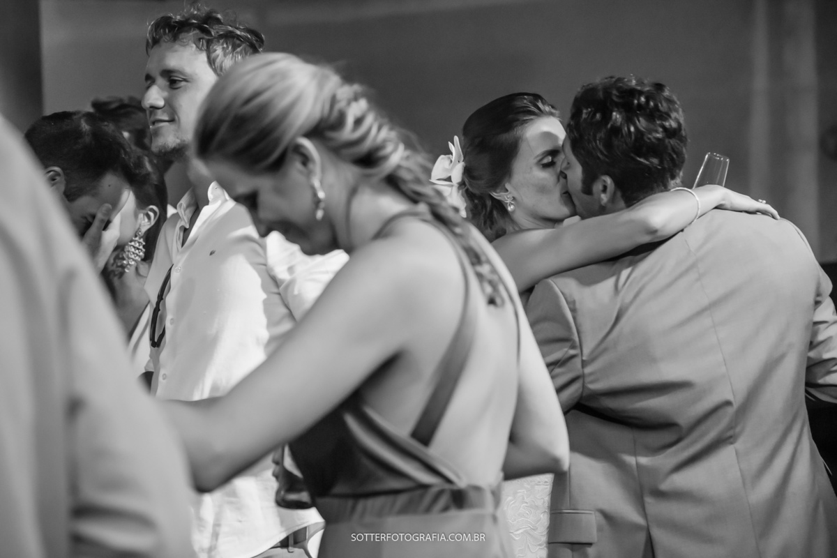 NOIVOS SE BEIJANDO NA FESTA 