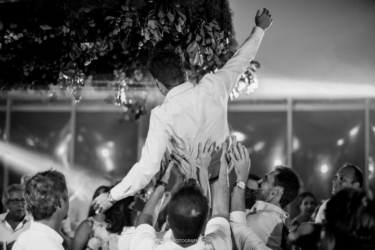 CONVIDADOS LEVANTANDO O NOIVO 