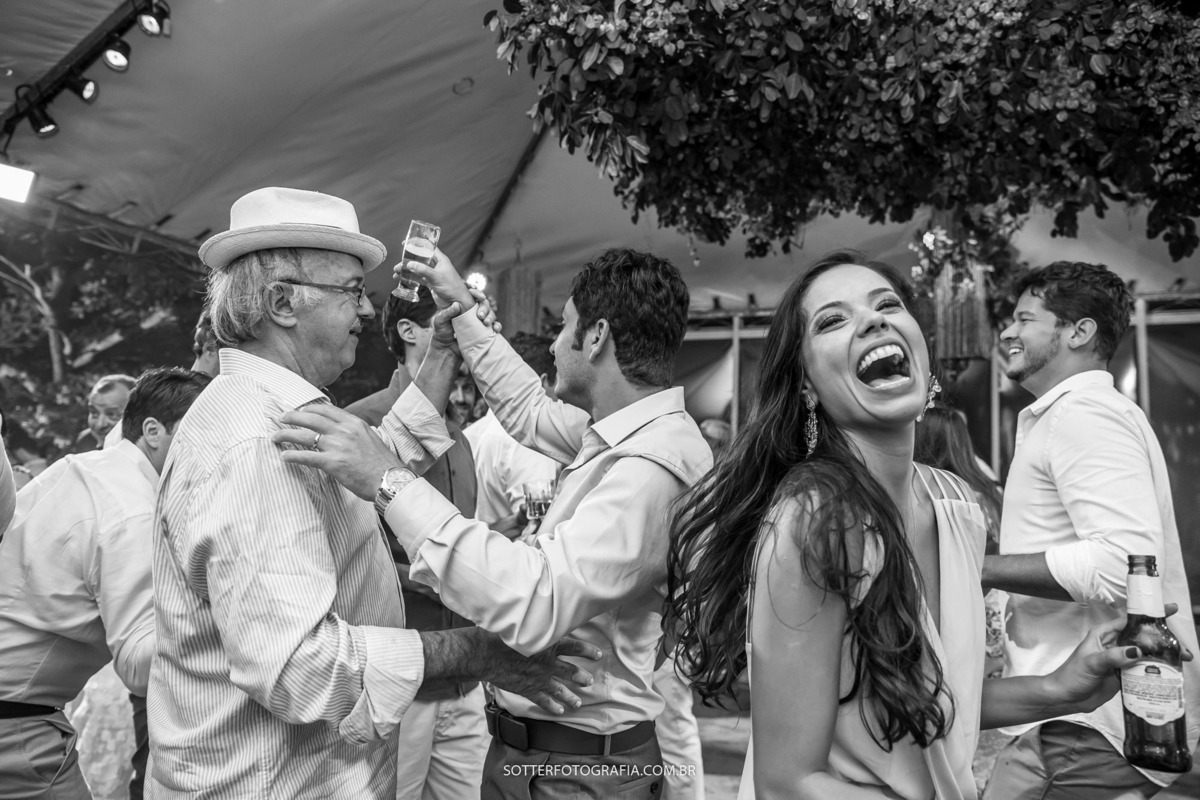 ANIMAÇÃO NA PISTA DE DANÇA DURANTE O CASAMENTO, MENINA SORRINDO, NOIVO BRINDANDO JUCARLA FOTOGRAFIA SOTTER FOTOGRAFIA 