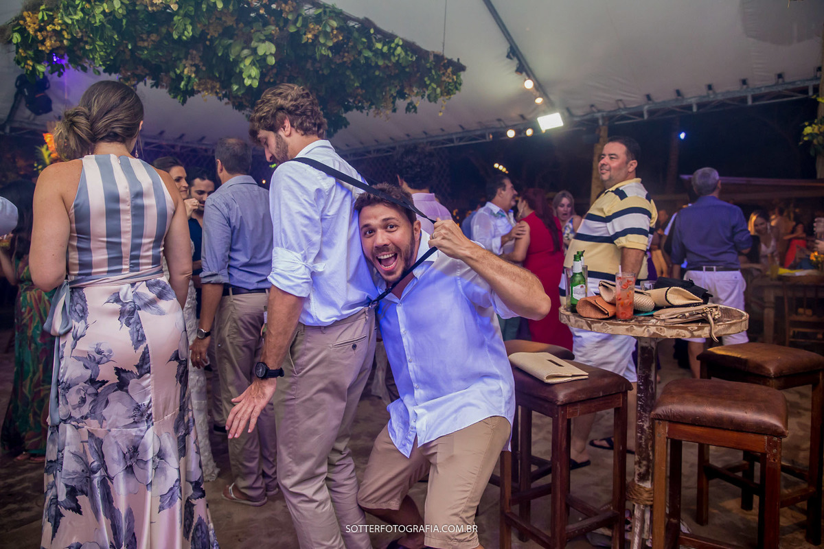 CONVIDADOS ANIMADOS DURANTE CASAMENTO 