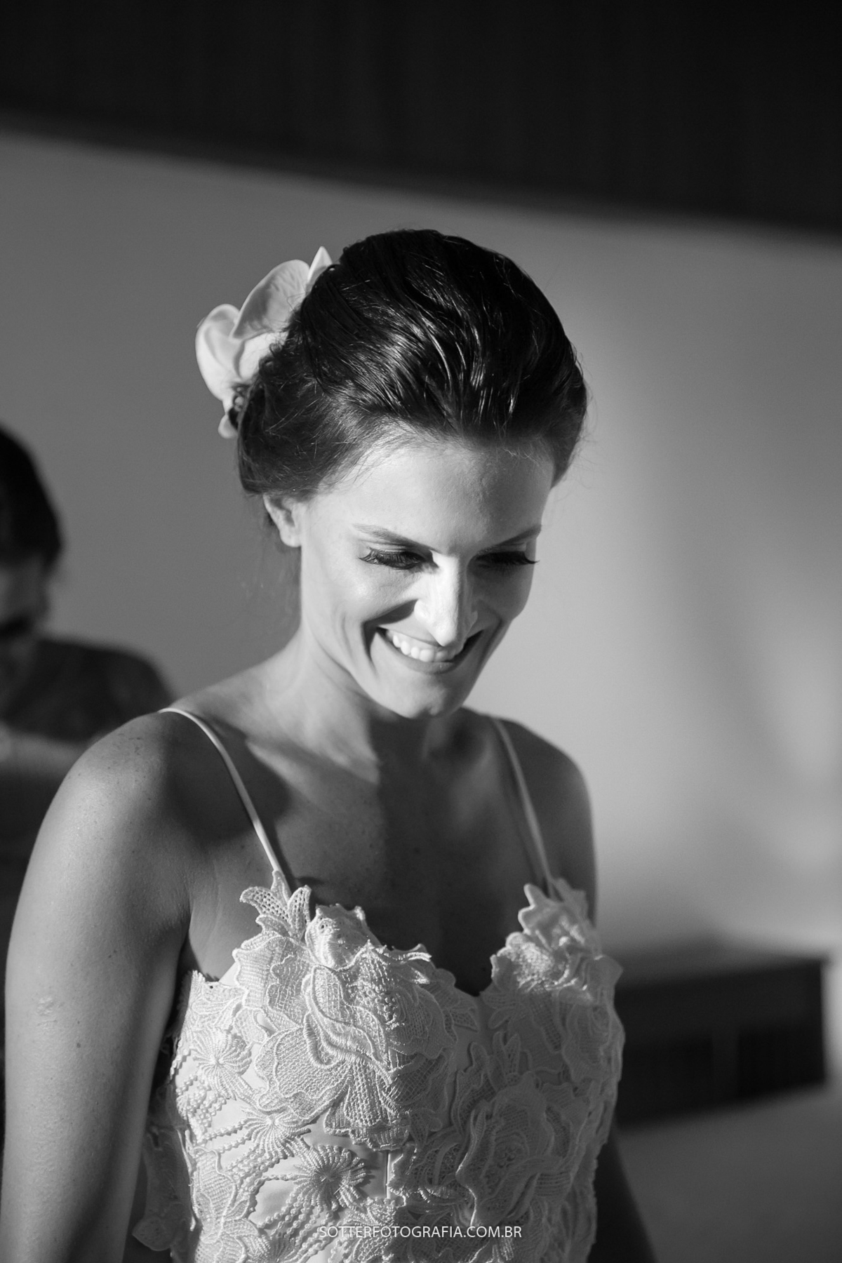 FOTOGRAFO DE CASAMENTO EM TRANCOSO E ARRAIAL, foto do making off em preto e branco noiva sorrindo
