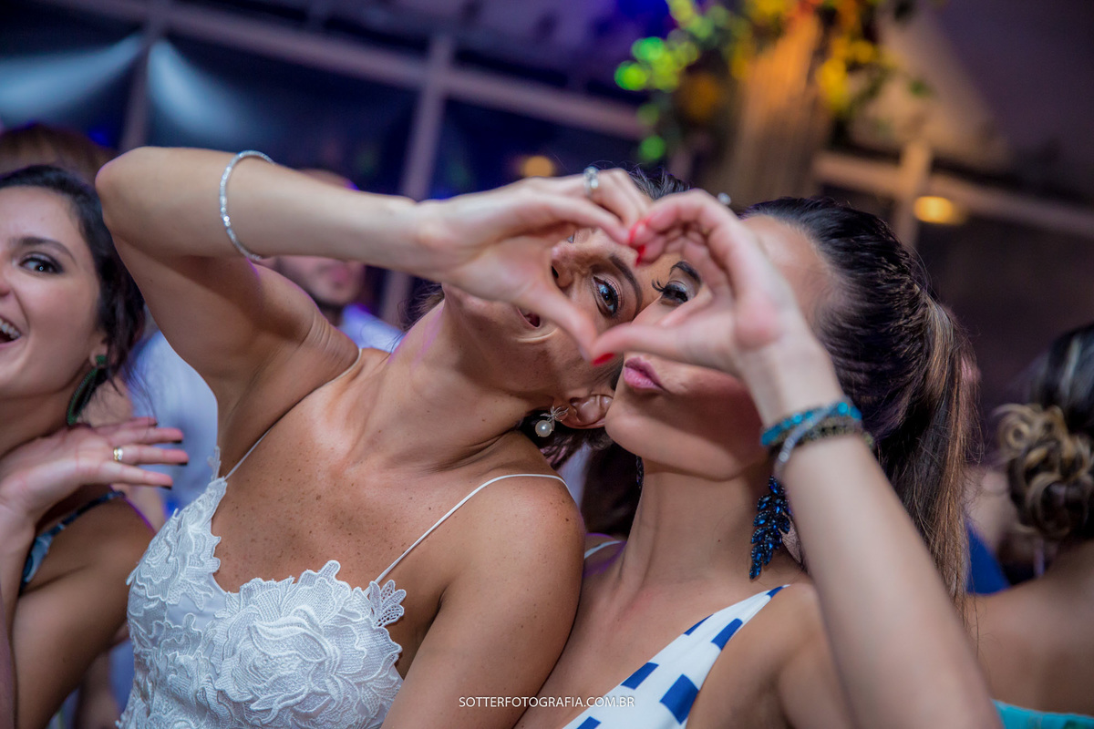 NOIVA E AMIGA FAZENDO CORAÇÃO COM A MÃO, SOTTER FOTOGRAFIA 